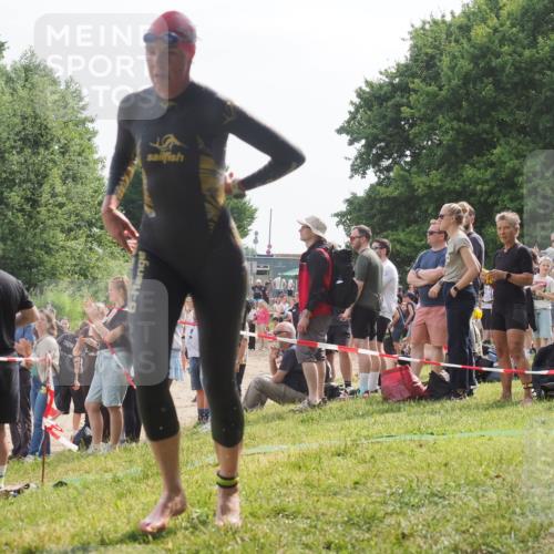 15.06.2025 - 27. Vierlanden-Triathlon KatJ http://msf.ph/oto/8011336 15.06.2025 10:13:03 Schwimmen 512 meine-sportfotos.de