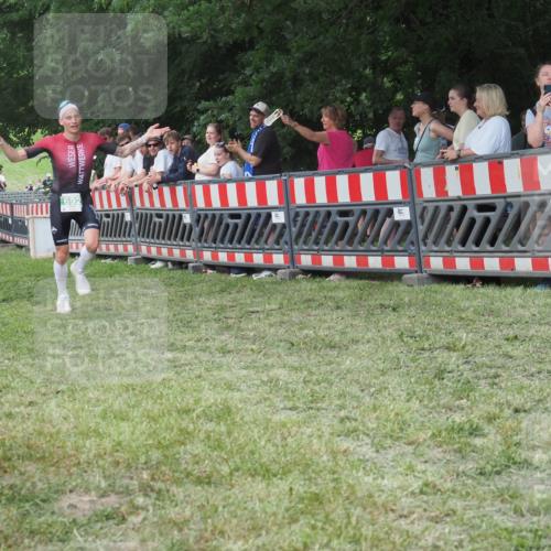 21.06.2025 - 27. Vierlanden-Triathlon KatJ http://msf.ph/oto/8011340 15.06.2025 13:05:59 Ziel 692 meine-sportfotos.de