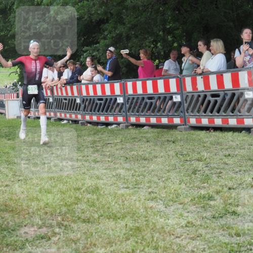 21.06.2025 - 27. Vierlanden-Triathlon KatJ http://msf.ph/oto/8011357 15.06.2025 13:05:59 Ziel 692 meine-sportfotos.de