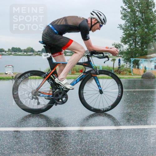 21.06.2025 - 27. Vierlanden-Triathlon H.Heesch http://msf.ph/oto/8011366 15.06.2025 13:57:52 Radfahren 1239 meine-sportfotos.de