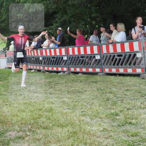 21.06.2025 - 27. Vierlanden-Triathlon KatJ http://msf.ph/oto/8011373 15.06.2025 13:05:59 Ziel 692 meine-sportfotos.de