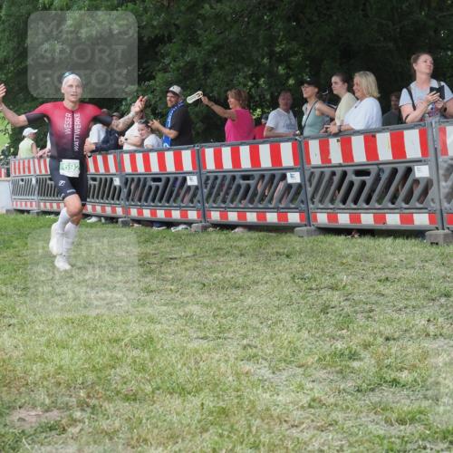 21.06.2025 - 27. Vierlanden-Triathlon KatJ http://msf.ph/oto/8011390 15.06.2025 13:06:00 Ziel 692 meine-sportfotos.de