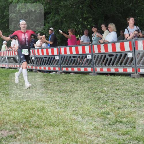 21.06.2025 - 27. Vierlanden-Triathlon KatJ http://msf.ph/oto/8011409 15.06.2025 13:06:00 Ziel 692 meine-sportfotos.de