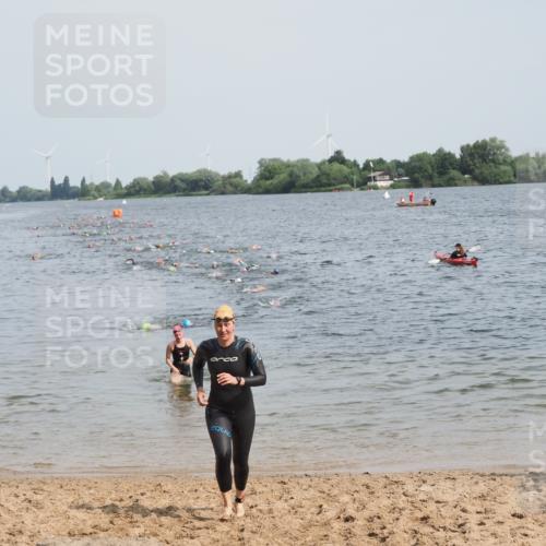 21.06.2025 - 27. Vierlanden-Triathlon MichiJ http://msf.ph/oto/8011412 15.06.2026 10:14:02 Schwimmen 472, 475 meine-sportfotos.de