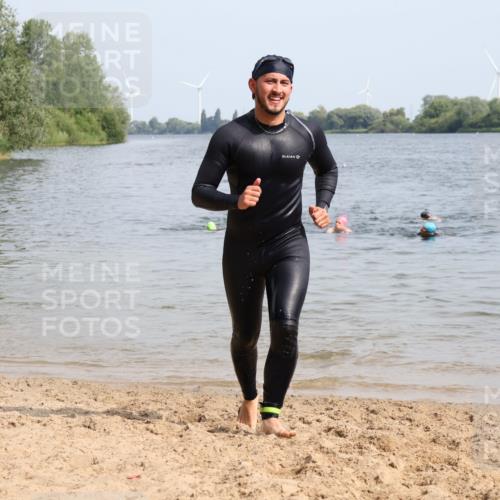 15.06.2025 - 27. Vierlanden-Triathlon Lena Gebhardt http://msf.ph/oto/8011414 15.06.2025 10:08:11 Schwimmen 295, 373, 399, 403 meine-sportfotos.de