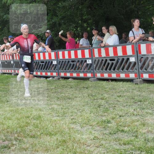 21.06.2025 - 27. Vierlanden-Triathlon KatJ http://msf.ph/oto/8011424 15.06.2025 13:06:00 Ziel 692 meine-sportfotos.de