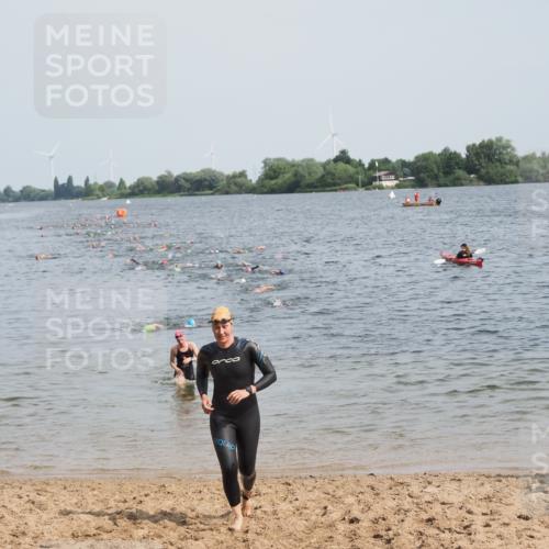 21.06.2025 - 27. Vierlanden-Triathlon MichiJ http://msf.ph/oto/8011431 15.06.2026 10:14:02 Schwimmen 472, 475 meine-sportfotos.de