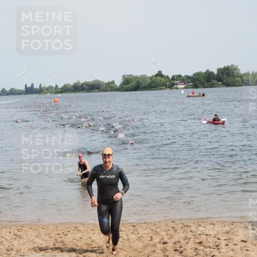21.06.2025 - 27. Vierlanden-Triathlon MichiJ http://msf.ph/oto/8011448 15.06.2026 10:14:03 Schwimmen 472, 475, 632 meine-sportfotos.de