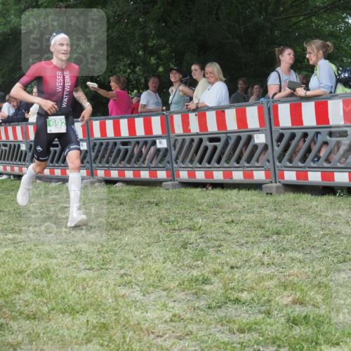21.06.2025 - 27. Vierlanden-Triathlon KatJ http://msf.ph/oto/8011450 15.06.2025 13:06:00 Ziel 692 meine-sportfotos.de