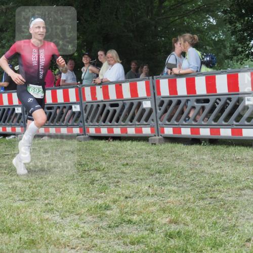 21.06.2025 - 27. Vierlanden-Triathlon KatJ http://msf.ph/oto/8011470 15.06.2025 13:06:00 Ziel 692 meine-sportfotos.de