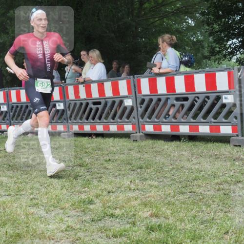 21.06.2025 - 27. Vierlanden-Triathlon KatJ http://msf.ph/oto/8011479 15.06.2025 13:06:00 Ziel 692 meine-sportfotos.de