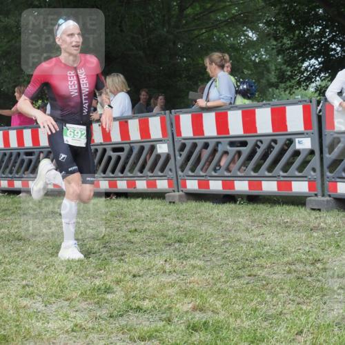 21.06.2025 - 27. Vierlanden-Triathlon KatJ http://msf.ph/oto/8011485 15.06.2025 13:06:01 Ziel 692 meine-sportfotos.de