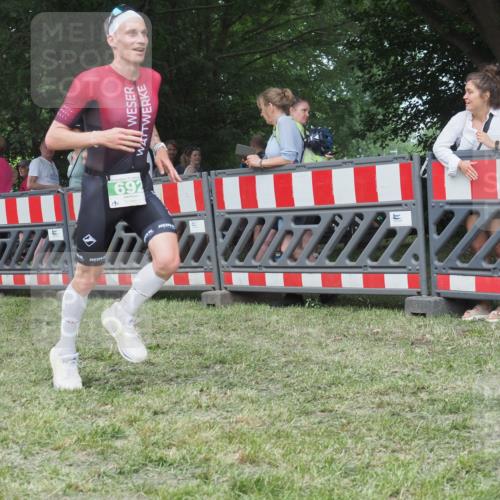 21.06.2025 - 27. Vierlanden-Triathlon KatJ http://msf.ph/oto/8011493 15.06.2025 13:06:01 Ziel 692 meine-sportfotos.de
