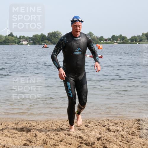 15.06.2025 - 27. Vierlanden-Triathlon Lena Gebhardt http://msf.ph/oto/8011496 15.06.2025 10:08:15 Schwimmen 295, 373, 399, 403 meine-sportfotos.de