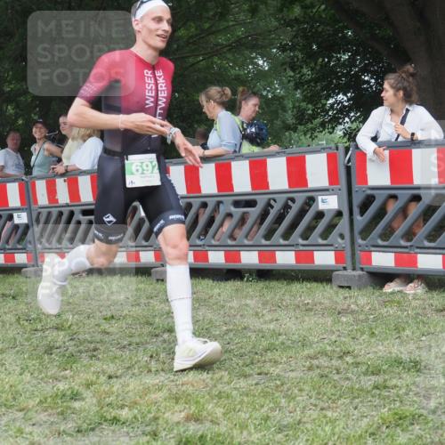 21.06.2025 - 27. Vierlanden-Triathlon KatJ http://msf.ph/oto/8011504 15.06.2025 13:06:01 Ziel 692 meine-sportfotos.de