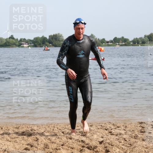 15.06.2025 - 27. Vierlanden-Triathlon Lena Gebhardt http://msf.ph/oto/8011505 15.06.2025 10:08:15 Schwimmen 295, 373, 399, 403 meine-sportfotos.de