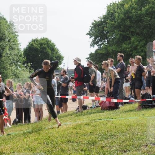 15.06.2025 - 27. Vierlanden-Triathlon KatJ http://msf.ph/oto/8011509 15.06.2025 10:13:41 Schwimmen 545, 585, 622, 623 meine-sportfotos.de