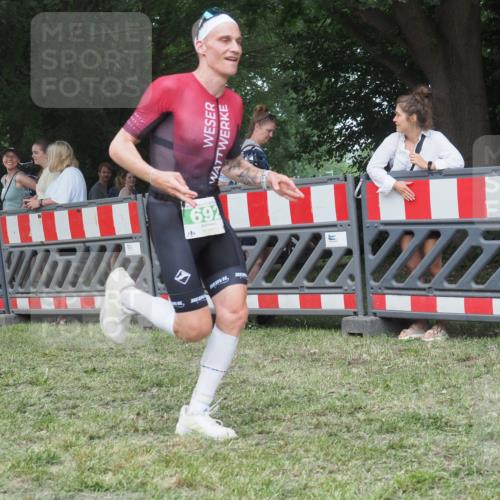 21.06.2025 - 27. Vierlanden-Triathlon KatJ http://msf.ph/oto/8011515 15.06.2025 13:06:01 Ziel 692 meine-sportfotos.de