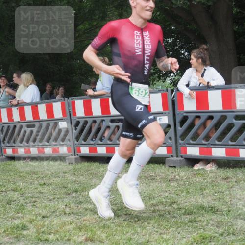 21.06.2025 - 27. Vierlanden-Triathlon KatJ http://msf.ph/oto/8011522 15.06.2025 13:06:01 Ziel 692 meine-sportfotos.de