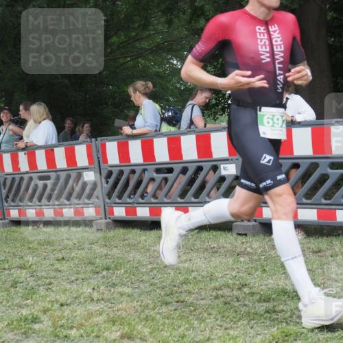 21.06.2025 - 27. Vierlanden-Triathlon KatJ http://msf.ph/oto/8011532 15.06.2025 13:06:01 Ziel 692 meine-sportfotos.de