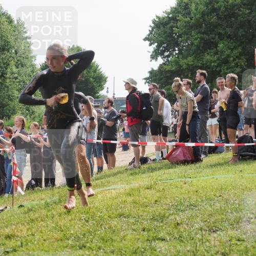 15.06.2025 - 27. Vierlanden-Triathlon KatJ http://msf.ph/oto/8011546 15.06.2025 10:13:42 Schwimmen 545, 585, 622, 623 meine-sportfotos.de