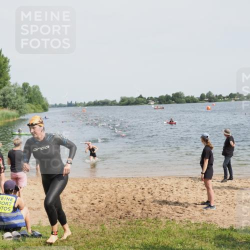 21.06.2025 - 27. Vierlanden-Triathlon MichiJ http://msf.ph/oto/8011548 15.06.2026 10:14:05 Schwimmen 472, 475, 632 meine-sportfotos.de