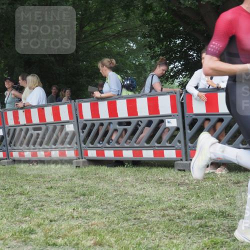 21.06.2025 - 27. Vierlanden-Triathlon KatJ http://msf.ph/oto/8011549 15.06.2025 13:06:01 Ziel 692 meine-sportfotos.de