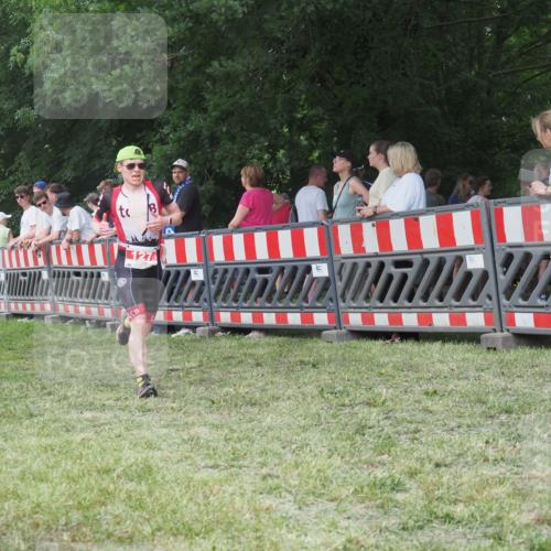 21.06.2025 - 27. Vierlanden-Triathlon KatJ http://msf.ph/oto/8011586 15.06.2025 13:06:25 Ziel 127 meine-sportfotos.de