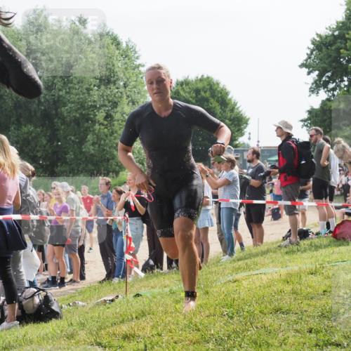 15.06.2025 - 27. Vierlanden-Triathlon KatJ http://msf.ph/oto/8011594 15.06.2025 10:13:43 Schwimmen 545, 585, 622 meine-sportfotos.de
