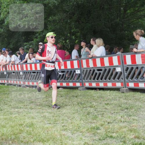 21.06.2025 - 27. Vierlanden-Triathlon KatJ http://msf.ph/oto/8011602 15.06.2025 13:06:26 Ziel 127 meine-sportfotos.de