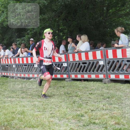 21.06.2025 - 27. Vierlanden-Triathlon KatJ http://msf.ph/oto/8011608 15.06.2025 13:06:26 Ziel 127 meine-sportfotos.de