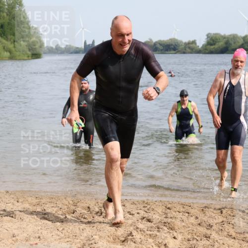 15.06.2025 - 27. Vierlanden-Triathlon Lena Gebhardt http://msf.ph/oto/8011609 15.06.2025 10:08:31 Schwimmen 380, 387, 437, 454, 469 meine-sportfotos.de