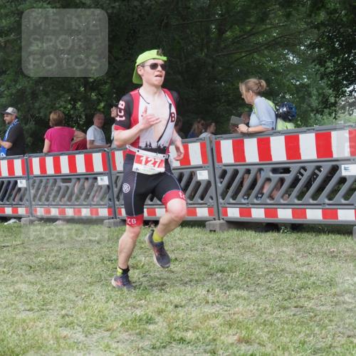 21.06.2025 - 27. Vierlanden-Triathlon KatJ http://msf.ph/oto/8011623 15.06.2025 13:06:26 Ziel 127 meine-sportfotos.de