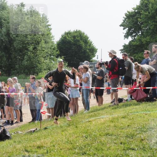 15.06.2025 - 27. Vierlanden-Triathlon KatJ http://msf.ph/oto/8011669 15.06.2025 10:13:45 Schwimmen 513, 545, 585, 622 meine-sportfotos.de