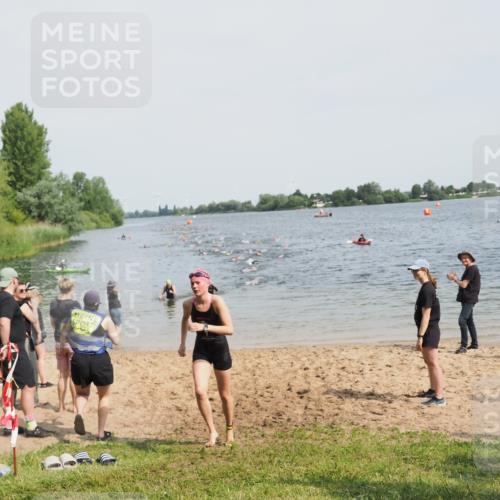 21.06.2025 - 27. Vierlanden-Triathlon MichiJ http://msf.ph/oto/8011677 15.06.2026 10:14:12 Schwimmen 475, 632 meine-sportfotos.de
