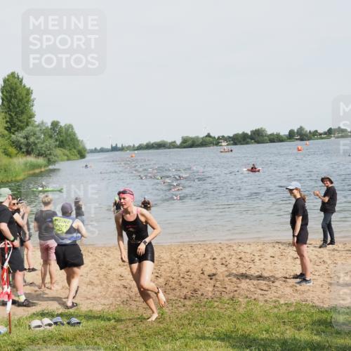 21.06.2025 - 27. Vierlanden-Triathlon MichiJ http://msf.ph/oto/8011700 15.06.2026 10:14:12 Schwimmen 475, 632 meine-sportfotos.de