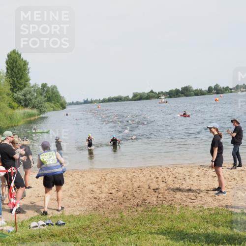 21.06.2025 - 27. Vierlanden-Triathlon MichiJ http://msf.ph/oto/8011709 15.06.2026 10:14:14 Schwimmen 482, 632 meine-sportfotos.de