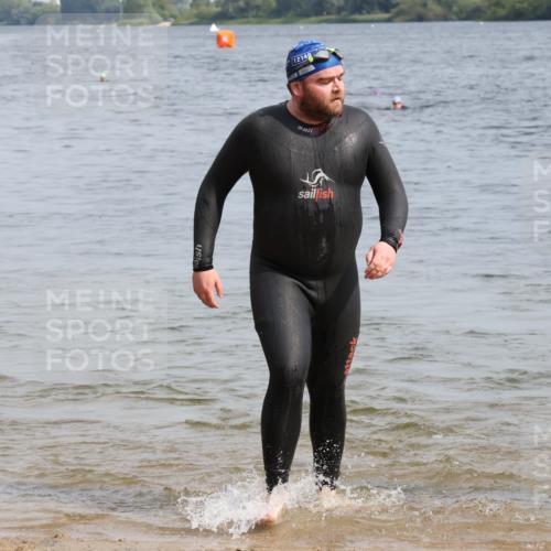 15.06.2025 - 27. Vierlanden-Triathlon Lena Gebhardt http://msf.ph/oto/8011711 15.06.2025 10:08:36 Schwimmen 380, 387, 437, 454, 469 meine-sportfotos.de