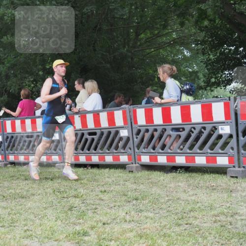 21.06.2025 - 27. Vierlanden-Triathlon KatJ http://msf.ph/oto/8011719 15.06.2025 13:06:49 Ziel 654 meine-sportfotos.de