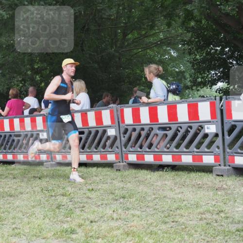 21.06.2025 - 27. Vierlanden-Triathlon KatJ http://msf.ph/oto/8011732 15.06.2025 13:06:49 Ziel 654 meine-sportfotos.de