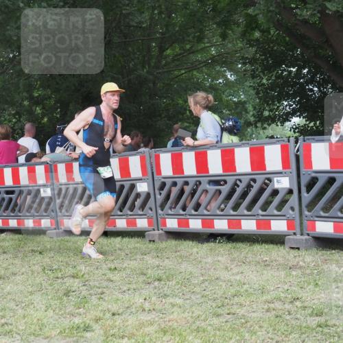 21.06.2025 - 27. Vierlanden-Triathlon KatJ http://msf.ph/oto/8011740 15.06.2025 13:06:49 Ziel 654 meine-sportfotos.de