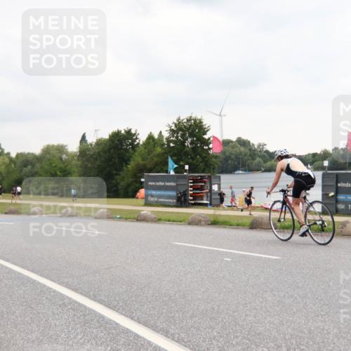 21.06.2025 - 27. Vierlanden-Triathlon H.Heesch http://msf.ph/oto/8011748 15.06.2025 13:10:50 Radfahren 1182, 1183, 1195 meine-sportfotos.de
