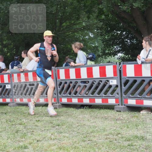 21.06.2025 - 27. Vierlanden-Triathlon KatJ http://msf.ph/oto/8011749 15.06.2025 13:06:50 Ziel 654 meine-sportfotos.de