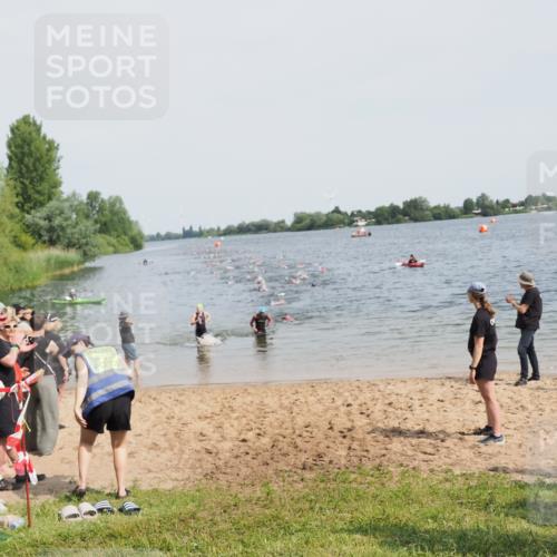 21.06.2025 - 27. Vierlanden-Triathlon MichiJ http://msf.ph/oto/8011751 15.06.2026 10:14:15 Schwimmen 482, 632 meine-sportfotos.de
