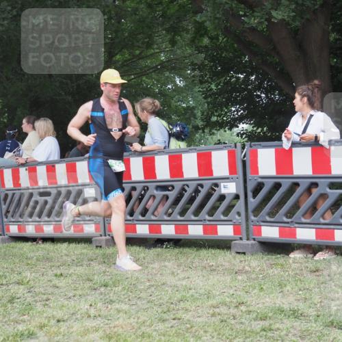21.06.2025 - 27. Vierlanden-Triathlon KatJ http://msf.ph/oto/8011754 15.06.2025 13:06:50 Ziel 654 meine-sportfotos.de