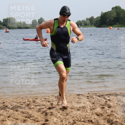 15.06.2025 - 27. Vierlanden-Triathlon Lena Gebhardt http://msf.ph/oto/8011793 15.06.2025 10:08:39 Schwimmen 380, 387, 437, 454, 469 meine-sportfotos.de
