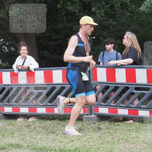 21.06.2025 - 27. Vierlanden-Triathlon KatJ http://msf.ph/oto/8011800 15.06.2025 13:06:51 Ziel 654 meine-sportfotos.de