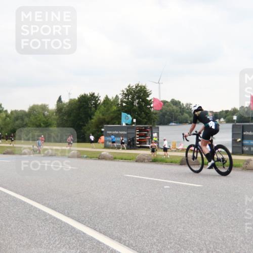 21.06.2025 - 27. Vierlanden-Triathlon H.Heesch http://msf.ph/oto/8011811 15.06.2025 13:11:30 Radfahren 1170 meine-sportfotos.de