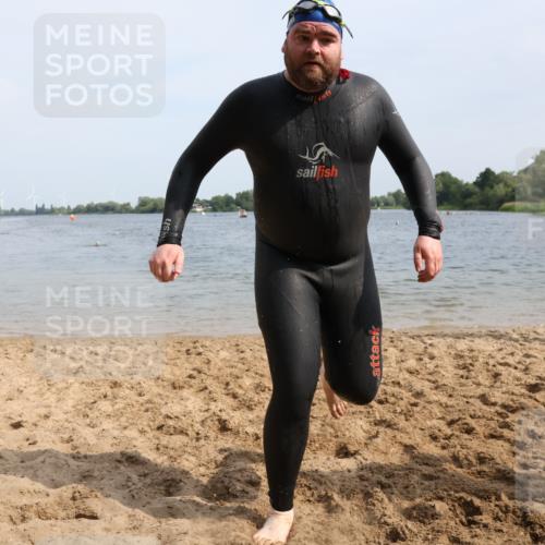 15.06.2025 - 27. Vierlanden-Triathlon Lena Gebhardt http://msf.ph/oto/8011813 15.06.2025 10:08:41 Schwimmen 380, 387, 437, 454, 469 meine-sportfotos.de