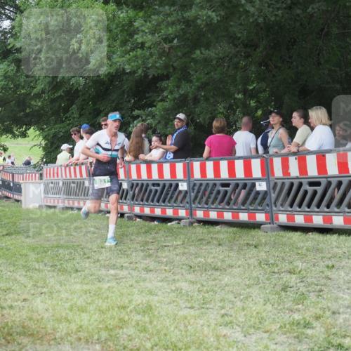 21.06.2025 - 27. Vierlanden-Triathlon KatJ http://msf.ph/oto/8011814 15.06.2025 13:07:19 Ziel 831 meine-sportfotos.de